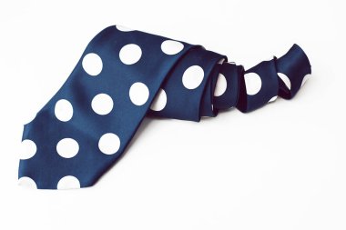 kravat beyaz zemin üzerine mavi, yakın çekim