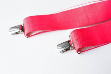 Beyaz arka planda erkekler için şık pantolon askısı