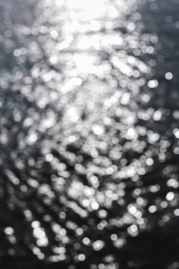 Deniz su bokeh. Derin mavi okyanus. Açık okyanusta çok dalgalarda.