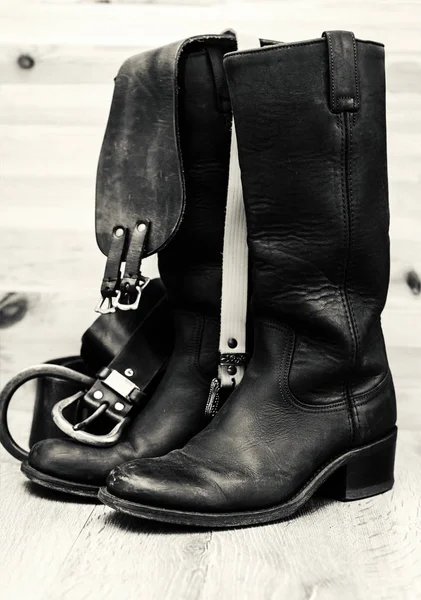 Zapatos con cinturón de cuero en fondo de madera — Foto de Stock