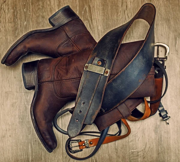 Chaussures avec ceinture en cuir en fond bois — Photo
