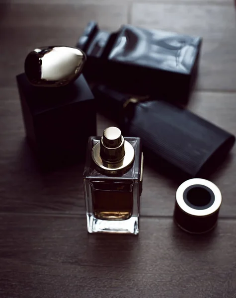 Diferentes botellas de perfume en fondo de madera — Foto de Stock