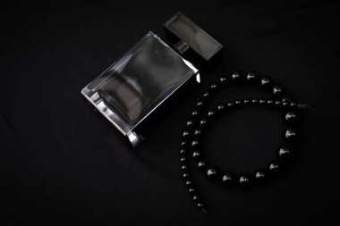 kadın parfüm güzel şişe ve boncuklar, siyah backgrou üzerinde