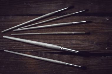 Farklı Boya fırçaları ahşap arka planda 