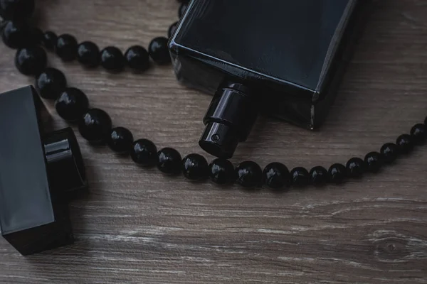 Parfum dengan manik-manik hitam — Stok Foto