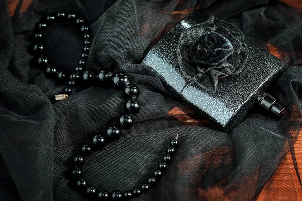 Perfume femenino con perlas en velo negro — Foto de Stock