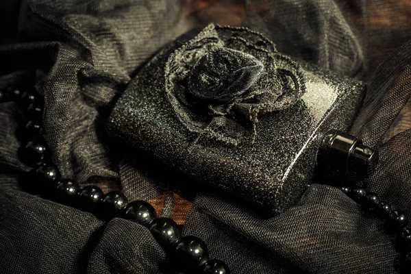 Weibliches Parfüm mit Perlen im schwarzen Schleier — Stockfoto