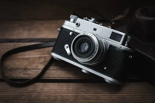 Vintage-Kamera im Holzhintergrund — Stockfoto