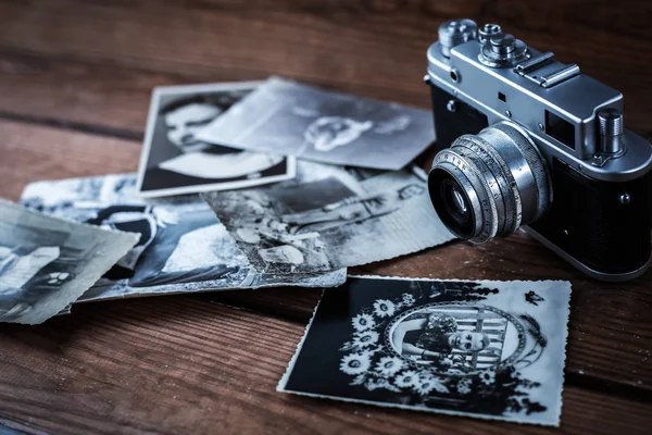 Vintage Fotokamera mit antiken Bildern auf Holzgrund. — Stockfoto