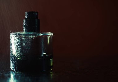 Parfüm şişesi ve su sıçrama 