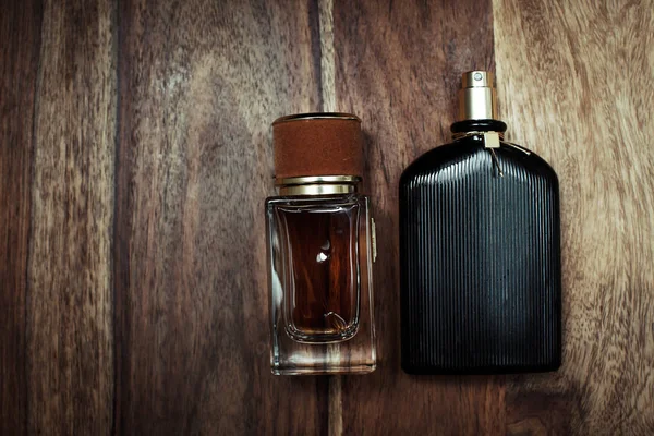 Inne perfumy w drewniane tła — Zdjęcie stockowe
