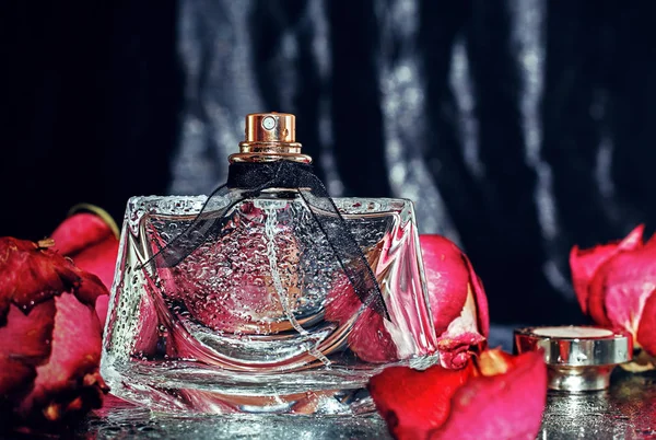Parfümflasche und rosa Rosen — Stockfoto