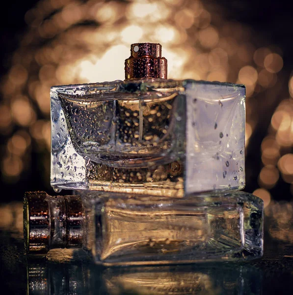 Deux bouteille de parfum et éclaboussure d'eau — Photo