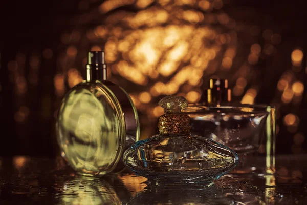 Tres perfume en brillo brillante dorado brillo de lujo bokeh dre — Foto de Stock