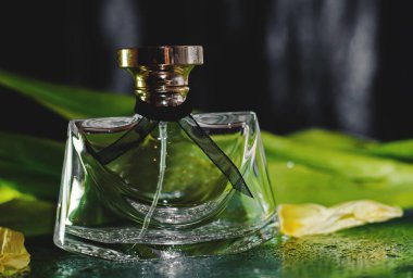 çiçeklerle parfüm