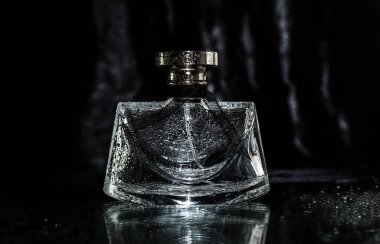 Bir cam şişe closeup parfüm