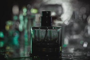 Parfüm şişesi ve su sıçrama