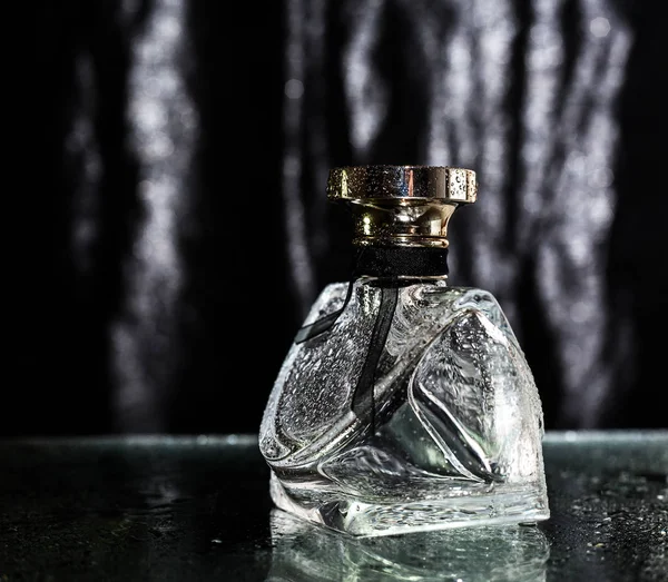 Perfumy w zbliżenie butelki szklane — Zdjęcie stockowe