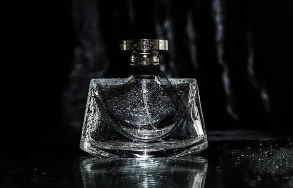 Parfum in een glazen fles closeup — Stockfoto