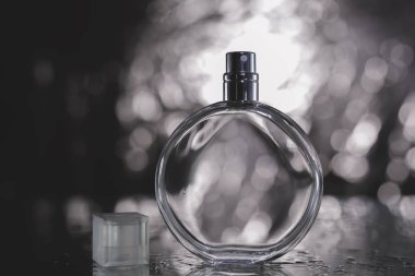 Gri arka planda parfüm 