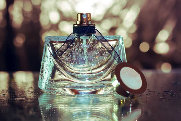 Parfüm in Gold Hintergrund — Stockfoto