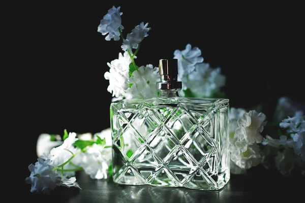 Жіночі парфуми з квітами — стокове фото