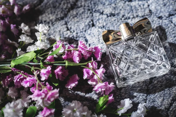 Butelka kobiece perfumy z kwiatów — Zdjęcie stockowe
