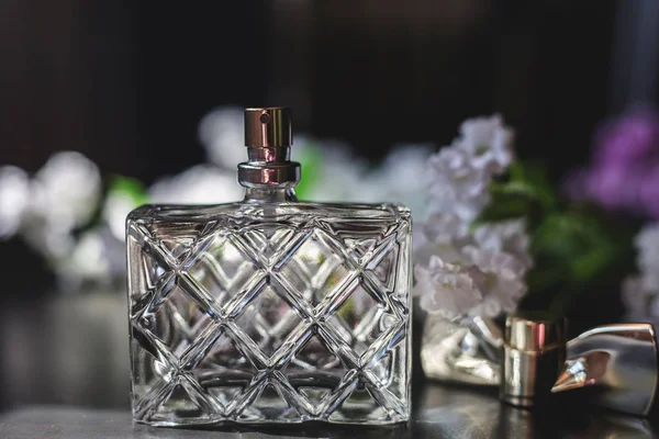 Női parfüm, fehér virágok üveg — Stock Fotó