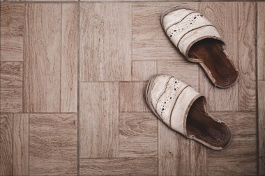 yer karoları üzerinde eski terlik.