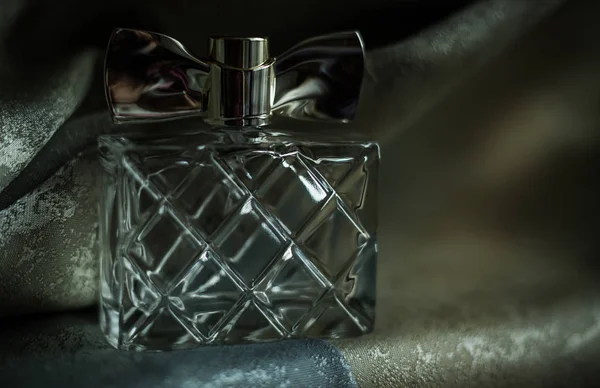 Garrafa elegante de perfume Feminino — Fotografia de Stock