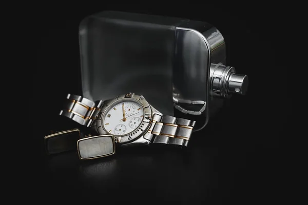 Accesorios para hombres. Perfume con reloj y puño — Foto de Stock