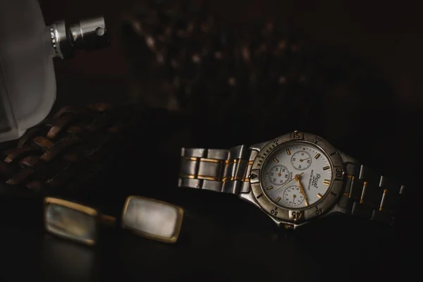 Elegantes accesorios masculinos. Reloj con cinturón y puño — Foto de Stock