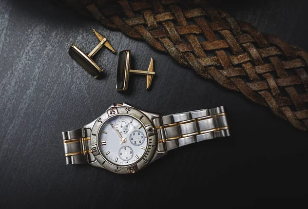Elegantes accesorios masculinos. Reloj con cinturón y puño — Foto de Stock