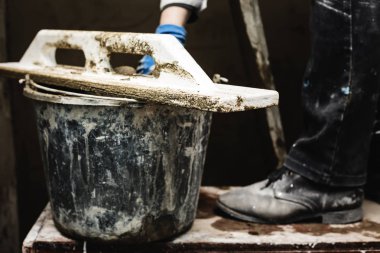 Araçlar sıvama ile inşaat işçisi