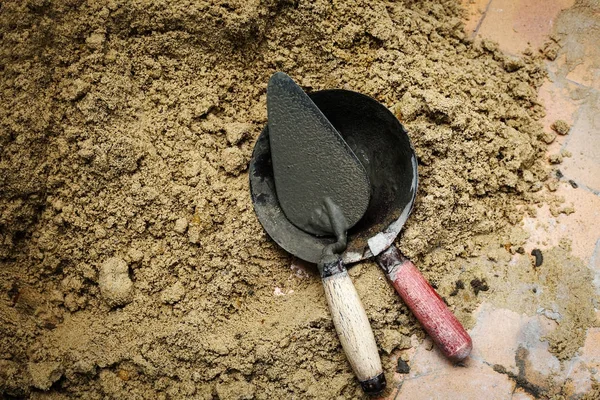 Araçlar, mala ve kum sıvama