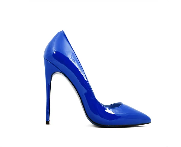 Niebieskie kobiece buty na obcasie na białym tle — Zdjęcie stockowe