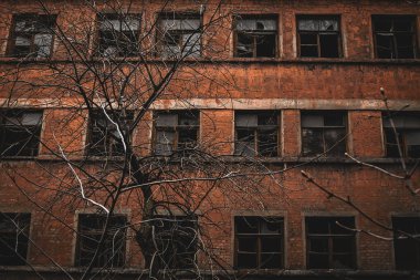 Ürkütücü bina çöküyor