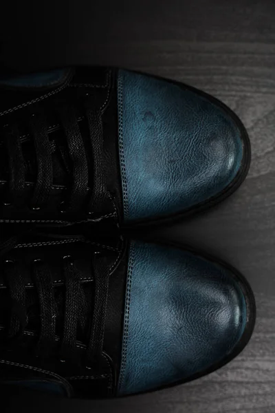 Zapatos masculinos de moda sobre fondo de madera — Foto de Stock