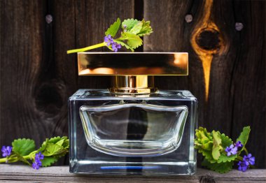 Bahar çiçekleri ile parfüm