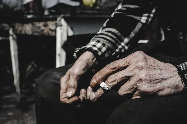 古い男性の喫煙者 — ストック写真