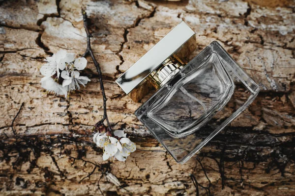 Perfume con flores de primavera — Foto de Stock