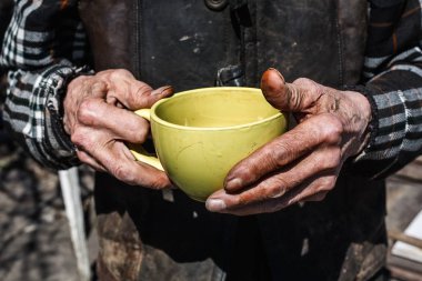 Evsiz yaşlı adam çay holding