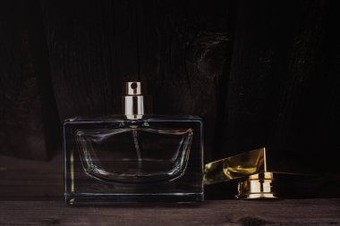 Parfüm şişesi ahşap arka planda