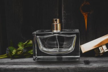 Ahşap arka plan çiçeklerle kadın parfüm