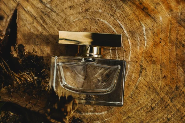 Flacon de parfum en fond bois — Photo