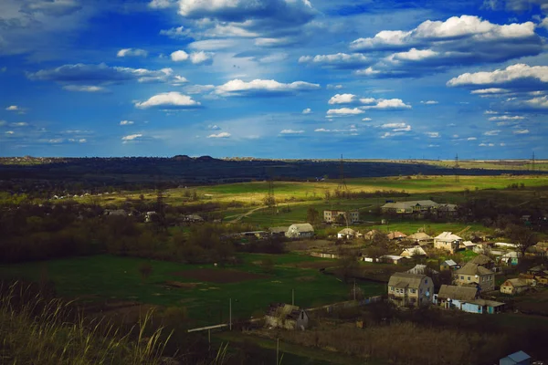 Ländliche Landschaft mit saftig grünen Feldern — Stockfoto