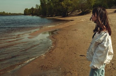 genç kadın bir sahilde yürüyüş