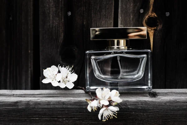 Perfume sobre fundo de madeira — Fotografia de Stock