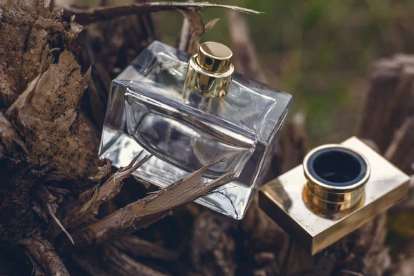 Parfum op houten achtergrond — Stockfoto