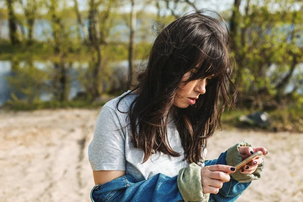 Mädchen benutzt Smartphone im Freien — Stockfoto